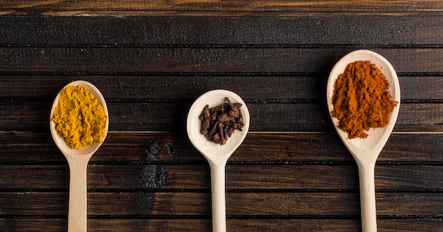 Free photo spoons with fresh spices