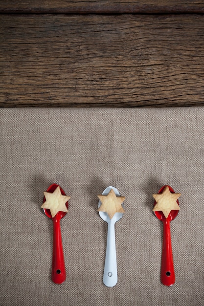 Free Photo spoons with red and blue star-shaped cookies