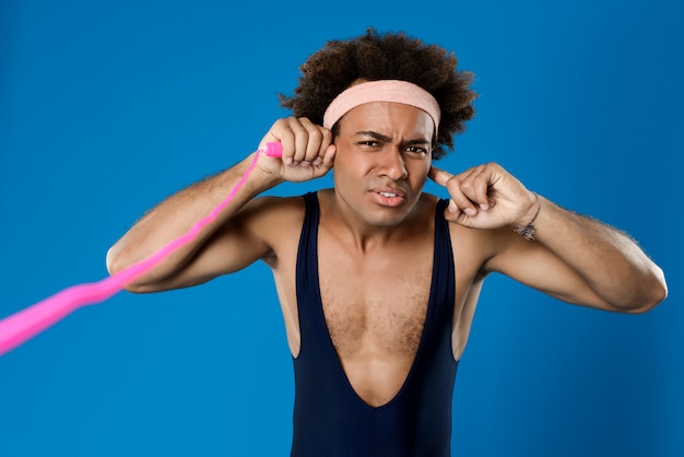 Free photo sportive man posing with skipping rope