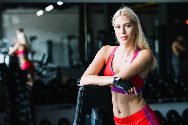 Free photo sportive woman posing in gym