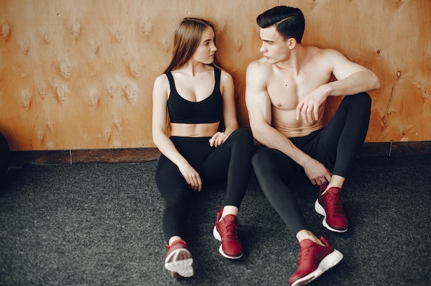 Free photo sports couple in a morning gym