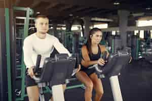 Free photo sports couple in a sportswear training in a gym