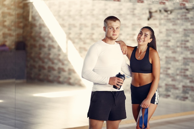 Free photo sports couple in a sportswear training in a gym