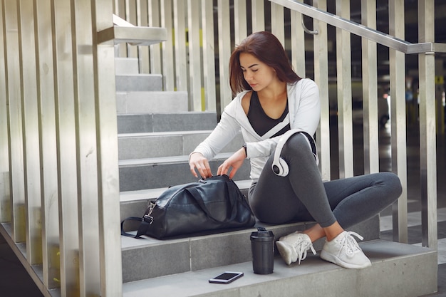 Free photo sports girl in a sports clothes in a city