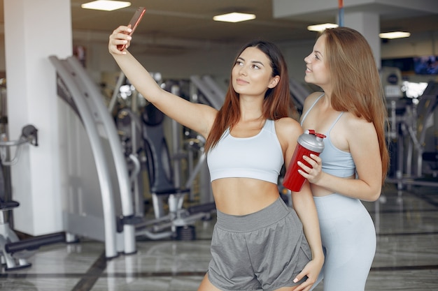 Free photo sports girls training in a morning gym