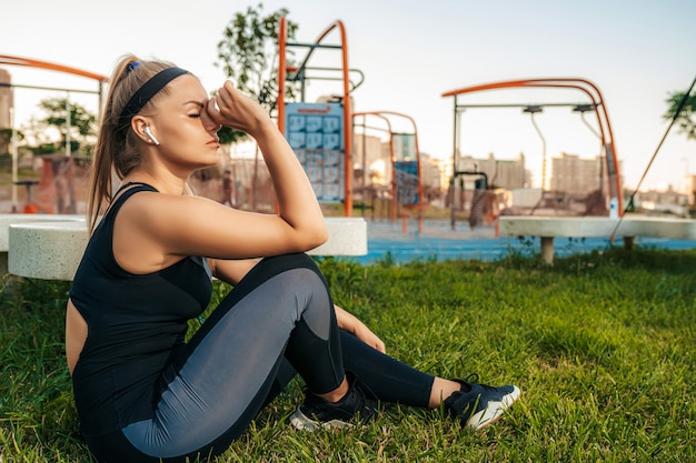 Free photo sportswoman resting and listening to music