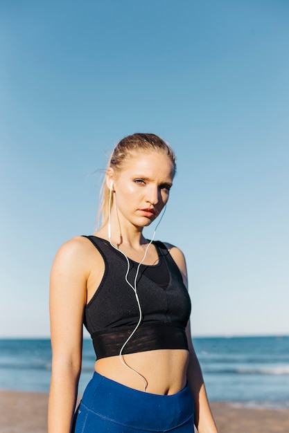 Free photo sporty woman at the beach