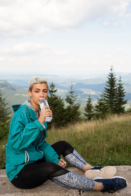 Free Photo sporty woman holding a bottle of water