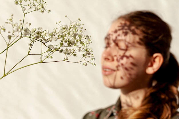 Free Photo spring flowers and defocused woman