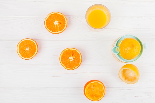 Free photo squeezing juice from citrus fruit