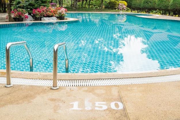 Free photo stairs into the pool