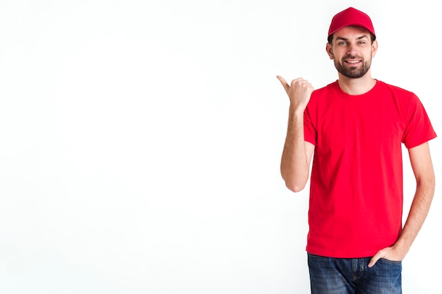 Free photo standing courier man and copy space background