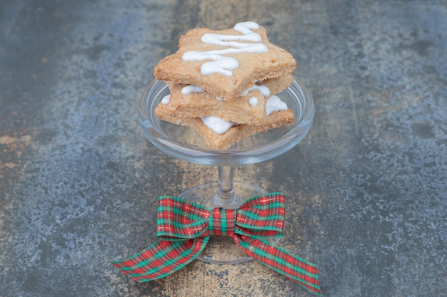 Free Photo star shaped gingerbread cookies on glass decorated with ribbon. high quality photo