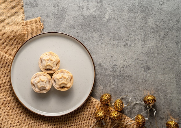 Free photo star shaped pastry on a concrete background