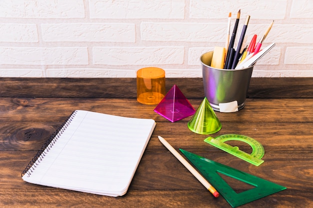 Free Photo stationery and geometric shapes on desk