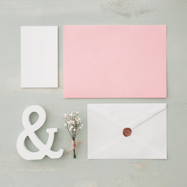 Free photo stationery wedding concept with envelopes and cards