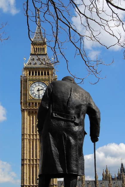 Free photo statue of winston churchill and big ben