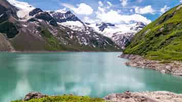 Free photo stausee mooserboden lake surrounded by mountains under the sunlight in kaprun, austria