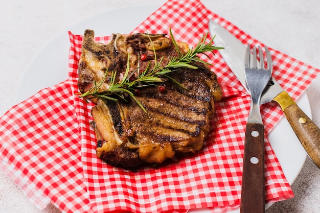 Free photo steak decorated with rosemary