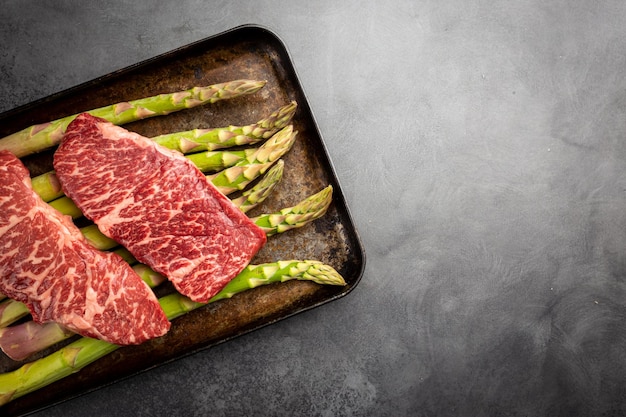 Free photo steak with green asparagus