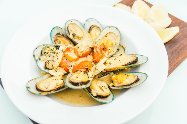 Steamed mussel with white wine sauce