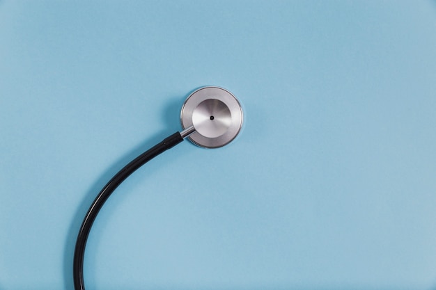 Free photo stethoscope on blue background