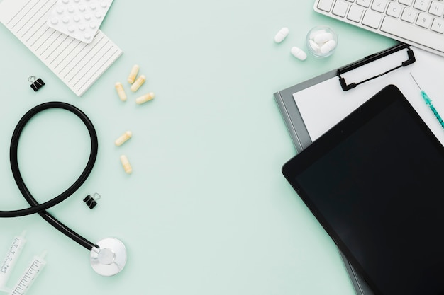 Free Photo stethoscope and pills on desk