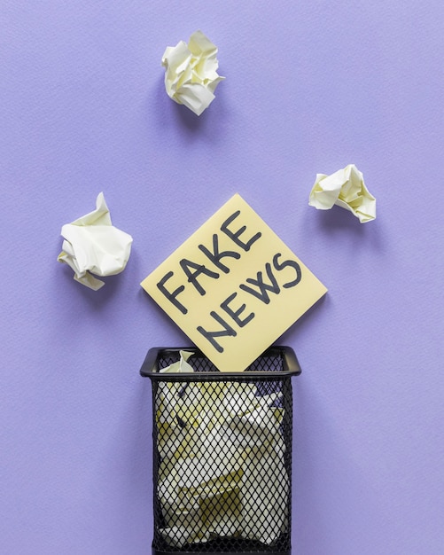 Free photo sticky notes with fake news