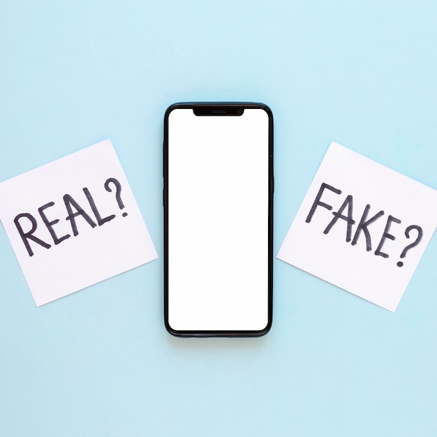 Free Photo sticy notes with fake news beside phone