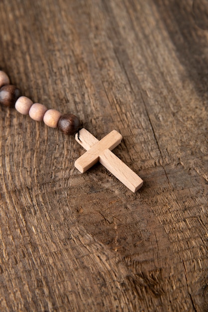 Free photo still life of crucifix with beads