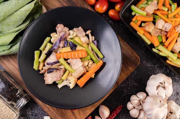 Stir-fried carrots and cucumber with pork belly.