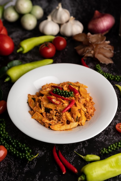 Free photo stir fried curry paste with bamboo shoot and minced pork