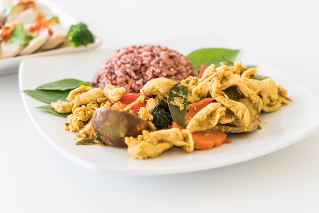 Stir-fried Green Curry Chicken with Berry Rice