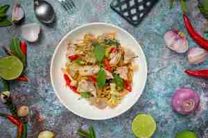 Free photo stir-fried instant noodles with seafood and variety vegetable