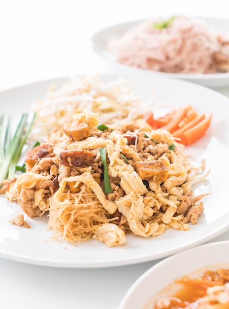 Free photo stir fry noodles in thai style