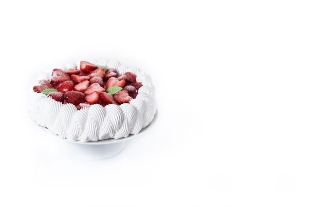 Free photo strawberry cake with cream isolated on white background