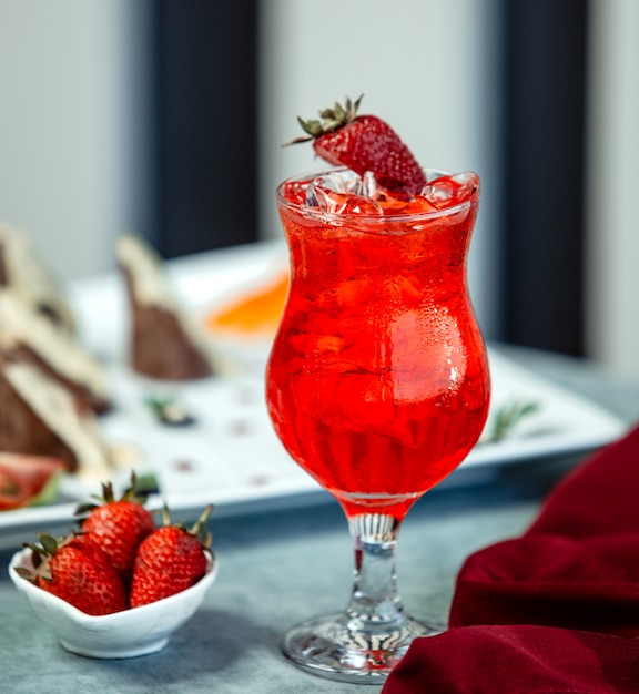 Free photo strawberry chilled drink with a slice of strawberry