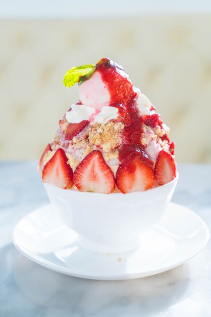 strawberry crumble bingsu