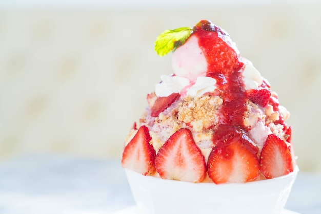 strawberry crumble bingsu