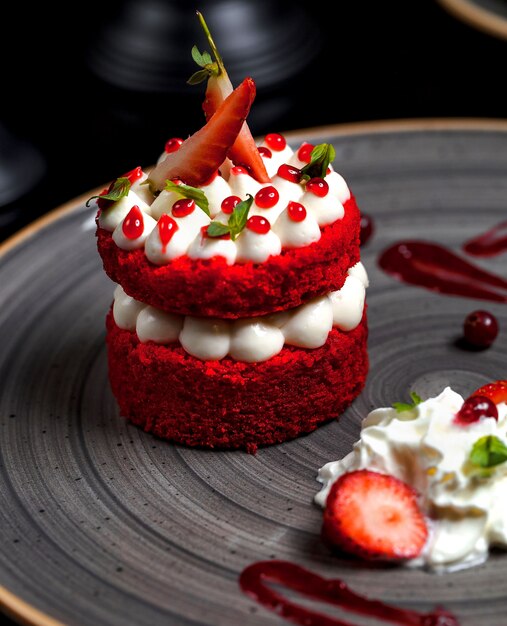 Free Photo strawberry dessert with meringues and strawberry slices