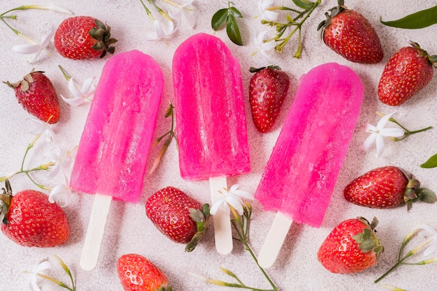 Free Photo strawberry ice cream on sticks flavor on table