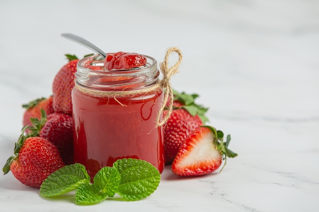 Free Photo strawberry jam on marble background