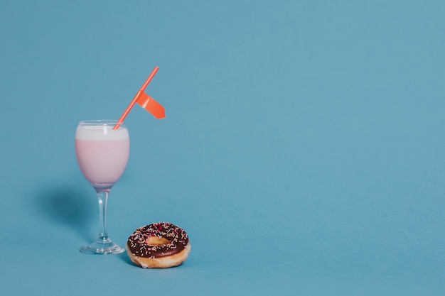 Free photo strawberry milk and donut