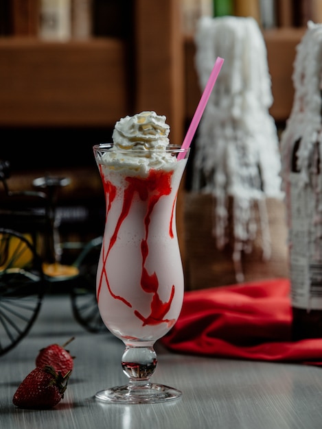 Free photo strawberry milkshake with whipped milk