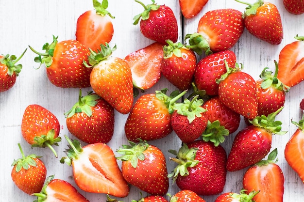 Free photo strawberry on white wooden table top view