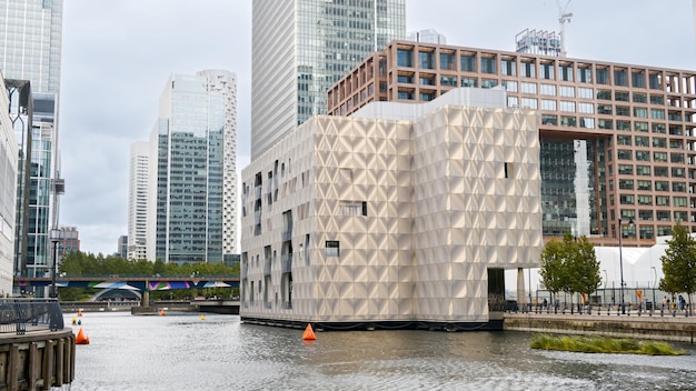 Free Photo street scape of the canary wharf district water channels with modern buildings and skyscrapers