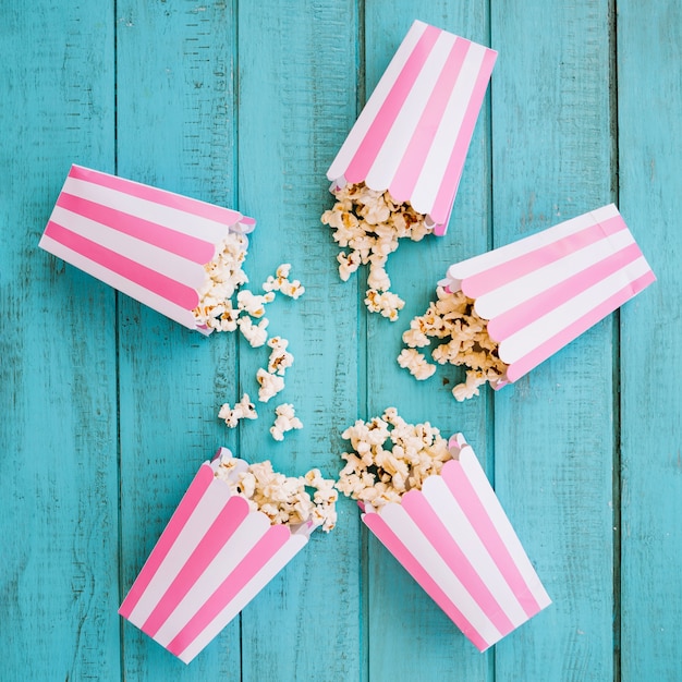 Free photo striped popcorn boxes lying in circle