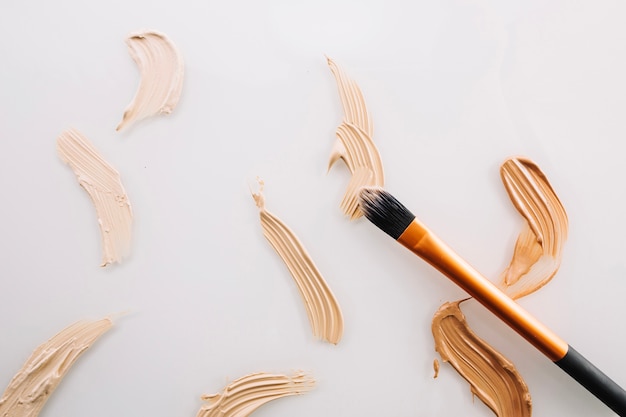 Free Photo strokes of concealers and brush