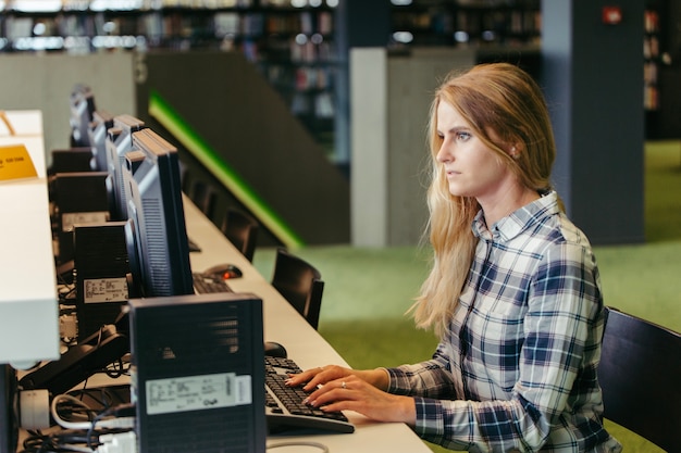 Free Photo student girl at computer