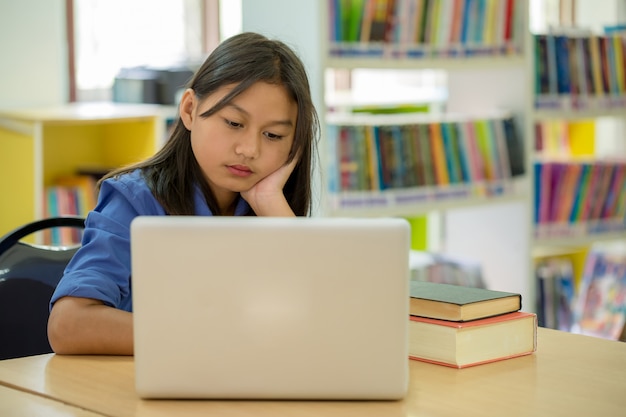 Students who focus on education in the library 